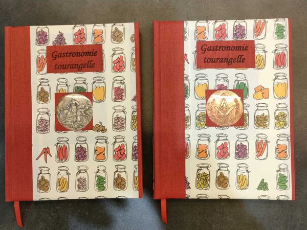 Reliure d'un livre de cuisine - Médaille du concours incluse dans la couverture